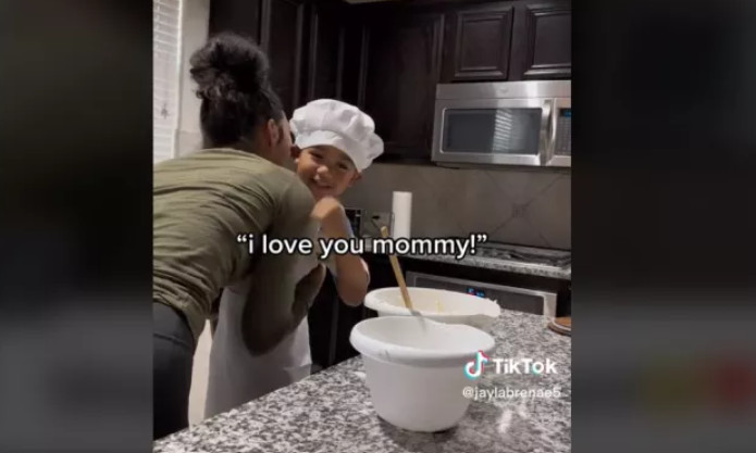 TikTok: Αγοράκι με προβλήματα ομιλίας λέει για πρώτη φορά «σ’ αγαπάω» στη μαμά του