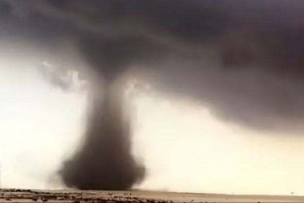 Κατάρ: Ανεμοστρόβιλος και χαλάζι πάνω από γήπεδο