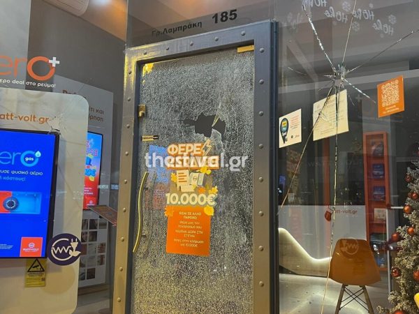 Θεσσαλονίκη: «Καταδρομική» με βαριοπούλες από κουκουλοφόρους – Ζημιές σε πέντε καταστήματα