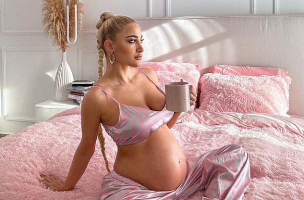 Ιωάννα Τούνη: Κάνει γυμνή κούνια λίγο πριν γεννήσει και ποζάρει για την πιο «παραμυθένια φωτογραφία»