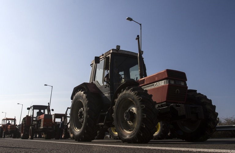 Αγρότες: Στήνουν μπλόκο με τα τρακτέρ τους στον Ε – 65