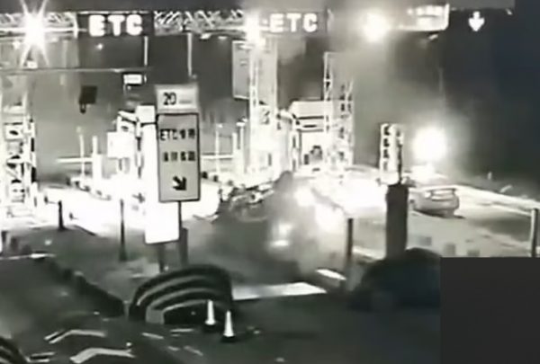 Κίνα: ΙΧ προσέκρουσε στα διόδια και εκτοξεύτηκε 15 μέτρα στον αέρα