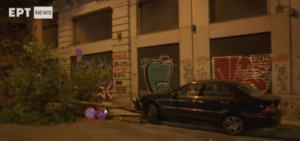 Αυτοκίνητο ξερίζωσε δέντρο και ξήλωσε πινακίδα στο κέντρο της Αθήνας