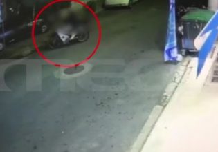 Ηλιούπολη: Καρέ – καρέ η στιγμή που ο τσαντάκιας έβαλε στο στόχαστρο την άτυχη ηλικιωμένη