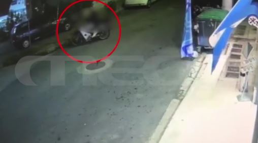 Ηλιούπολη: Καρέ – καρέ η στιγμή που ο τσαντάκιας έβαλε στο στόχαστρο την άτυχη ηλικιωμένη