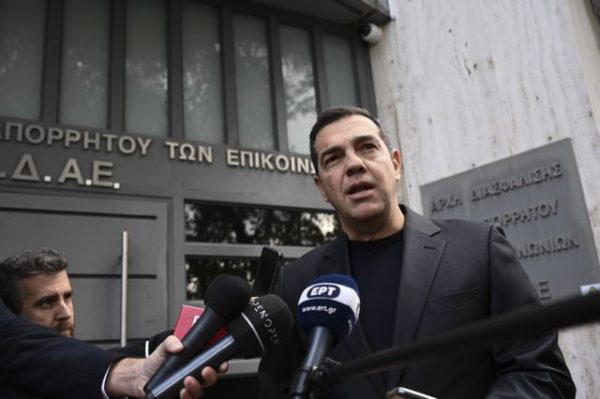 Υποκλοπές: Τι ζήτησε από την ΑΔΑΕ ο Τσίπρας – «Τέλος το κρυφτούλι με τους θεσμούς και τη διαφάνεια»