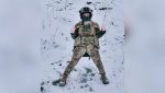 Ουκρανία: Στρατιωτικός τραγουδά αψηφώντας το χιόνι και τις κανονιές