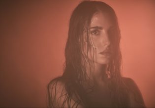 Η Παυλίνα Βουλγαράκη υποδέχεται τη νέα χρονιά το Half Note