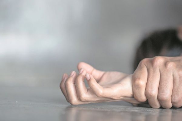 Ιεράπετρα: Εργάτης τσάκισε στο ξύλο την 50χρονη εργοδότριά του και αποπειράθηκε να τη βιάσει