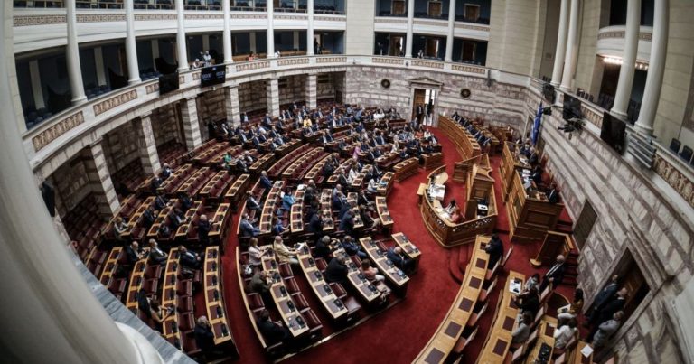 Food pass: «Θέλει να εξαγοράσει τη λαϊκή ψήφο με 30 ευρώ» – Πυρά από την Αντιπολίτευση