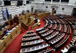 Food pass: Τι θα ψηφίσουν τα κόμματα στη Βουλή – Ρελάνς της αντιπολίτευσης με τροπολογίες για ΦΠΑ και μισθούς