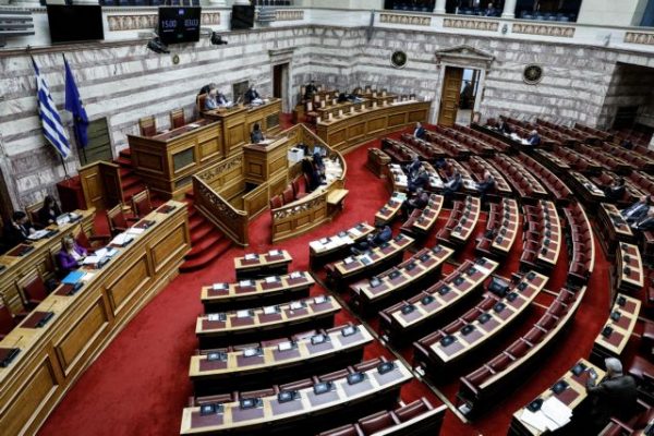 Food pass: Τι θα ψηφίσουν τα κόμματα στη Βουλή – Ρελάνς της αντιπολίτευσης με τροπολογίες για ΦΠΑ και μισθούς