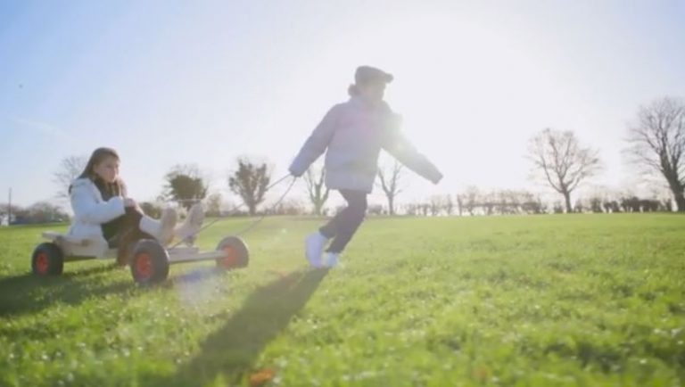 Βρετανία: «Τα Χριστούγεννα δεν αγοράζονται» – Ένα κοινωνικό μήνυμα από νεαρούς κινηματογραφιστές