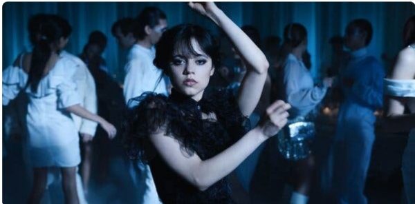 Ο viral χορός της Wednesday είναι μια πρόσκληση -Ας είμαστε αλλόκοτοι