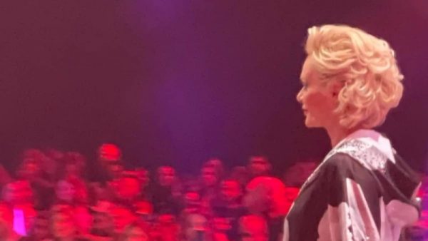 Έλενα Χριστοπούλου: Παραλίγο να… φάει τούμπα στην πασαρέλα των Madwalk – Δείτε το viral βίντεο