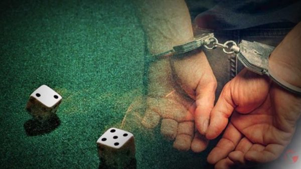 Ηράκλειο: Έντεκα συλλήψεις σε καφενείο όπου έπαιζαν ζάρια