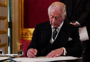 Βασιλιάς Κάρολος: Έδωσε στην Κέιτ και την Καμίλα τον βαθμό του συνταγματάρχη