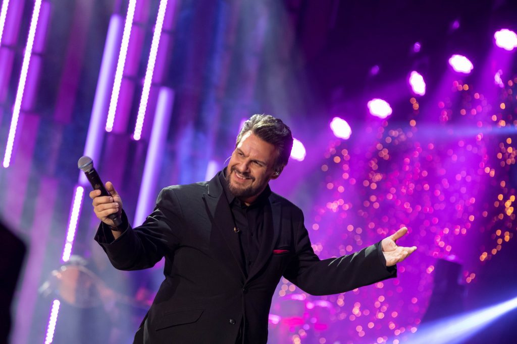 Ο Πάνος Κιάμος ερμηνεύει «Θα με ζητάς» και το κέφι ανάβει για τα καλά