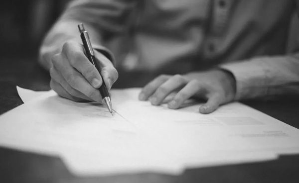 Πώς η διαθήκη που βρέθηκε στην τσέπη ομογενή έσωσε… ένα ολόκληρο χωριό στη Λαμία