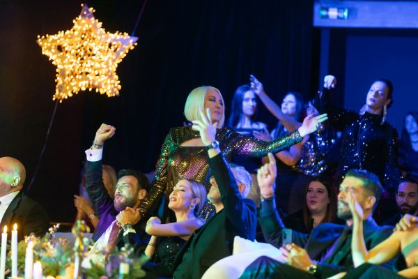 Με παραδοσιακά κάλαντα ξεκίνησε το ρεβεγιόν Χριστουγέννων στο Σπίτι με το MEGA