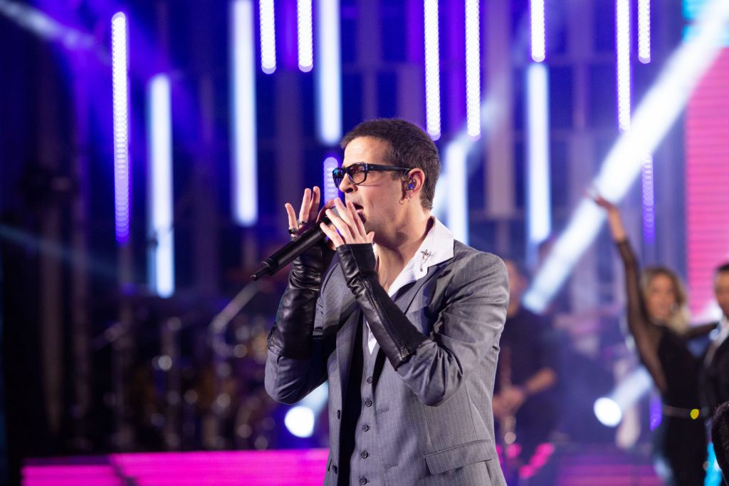 «Αν θεός γινόμουν για λίγο…» – Ο Νίνο σαρώνει τα πάντα στη σκηνή του MEGA