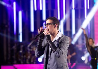 «Αν θεός γινόμουν για λίγο…» – Ο Νίνο σαρώνει τα πάντα στη σκηνή του MEGA