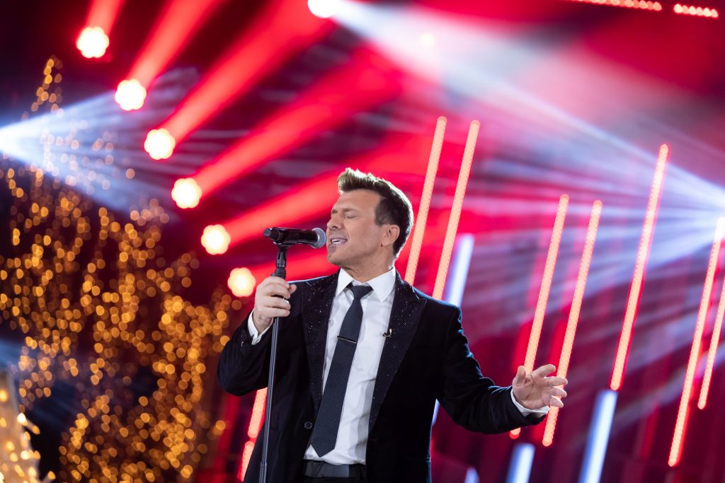 Ο Γιάννης Πλούταρχος αφιερώνει το «Αχ κορίτσι μου» σε όλους τους τηλεθεατές του MEGA