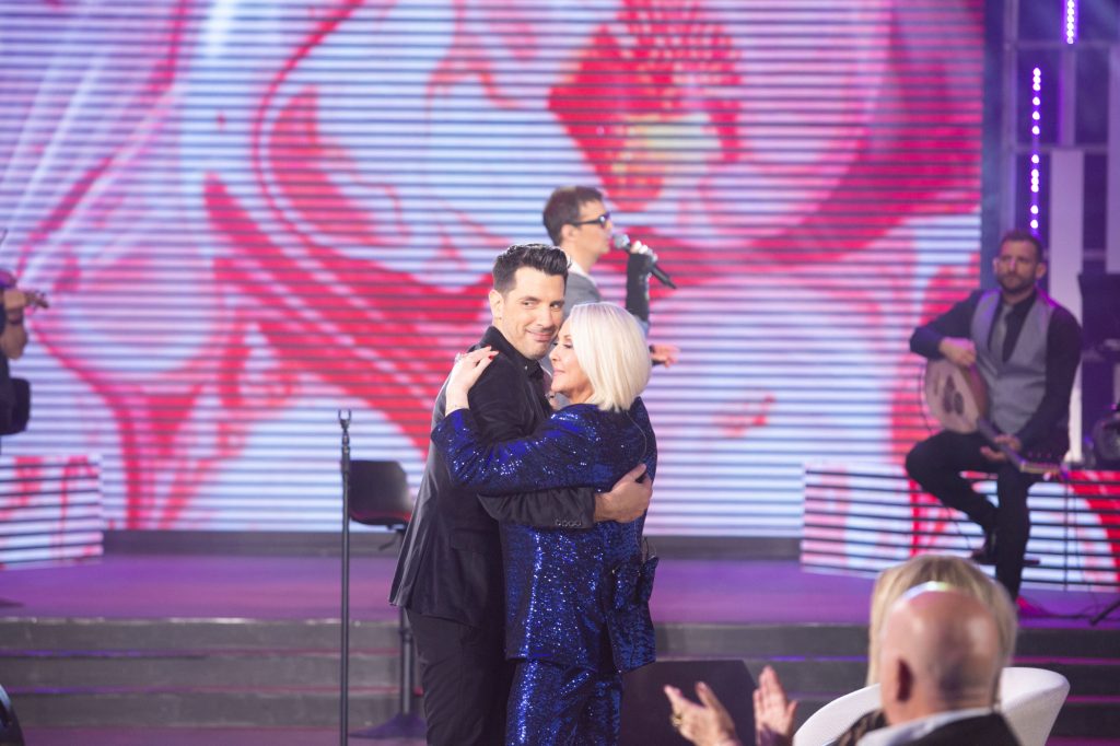 Στα «αμαρτωλά σου μάτια» αφιερώνει ο Θοδωρής Φέρρης τη μαγική βραδιά στο «Σπίτι με το MEGA»