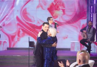 Στα «αμαρτωλά σου μάτια» αφιερώνει ο Θοδωρής Φέρρης τη μαγική βραδιά στο «Σπίτι με το MEGA»