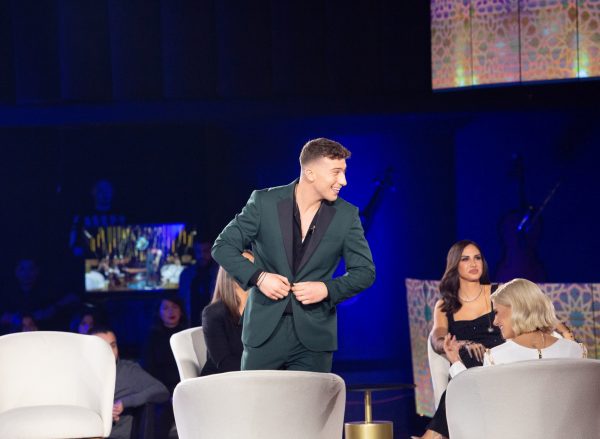 Σπίτι με το MEGA: «Σ’ αγαπάω σου φώναξα…» τραγουδάει ο Πέτρος Ιακωβίδης