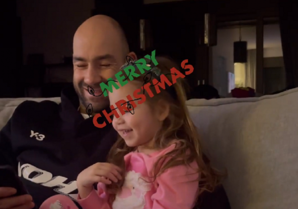 Ο… χαζομπαμπάς Σπανούλης τραγουδάει Χριστουγεννιάτικα με την κόρη του [vids]