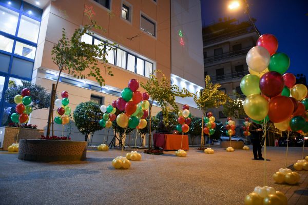 Ο Κ. Μπακογιάννης και τα παιδιά της «Φλόγας» φώτισαν το χριστουγεννιάτικο δέντρο