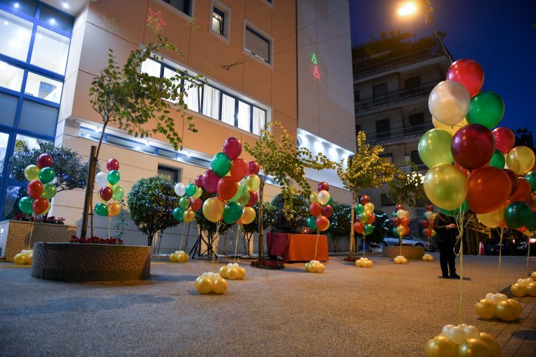 Ο Κ. Μπακογιάννης και τα παιδιά της «Φλόγας» φώτισαν το χριστουγεννιάτικο δέντρο