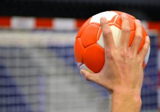 Κορυφαίοι διαιτητές του χάντμπολ συνδέονται με χειραγωγημένους αγώνες.