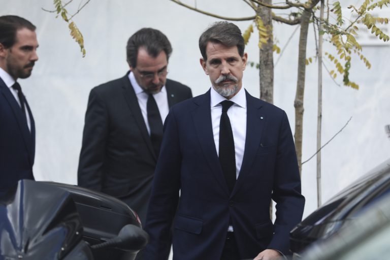 Τέως βασιλιάς Κωνσταντίνος: Στη Μητρόπολη Αθηνών οι γιοι του, Νικόλαος και Φίλιππος