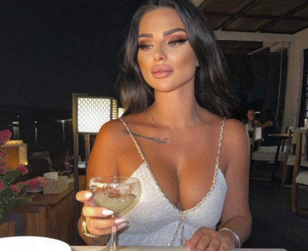 Βρήκαμε την Κιμ Καρντάσιαν της Ελλάδας – Έχει πάρει… σβάρνα τα ριάλιτι