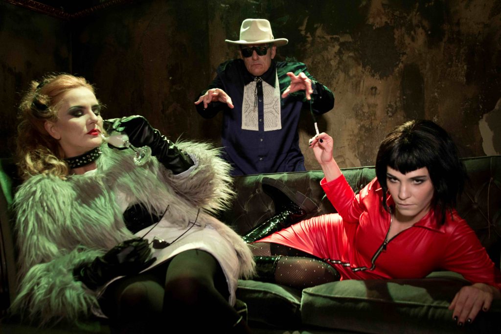 «Αν θέλετε να ξέρετε, υπήρξε κάποια παρεξήγηση» – Πρώτες φωτογραφίες από την παράσταση του Χουβαρδά