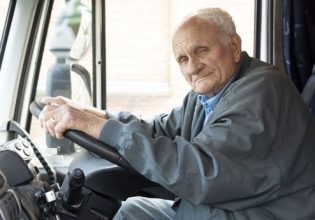 Είναι 90 χρονών αλλά θέλει να συνεχίσει να εργάζεται ακόμα και μετά τη σύνταξη