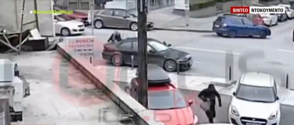 Θεσσαλονίκη: Ληστής χτύπησε 45χρονη έξω από τράπεζα και της πήρε 14.000 ευρώ – Βίντεο ντοκουμέντο