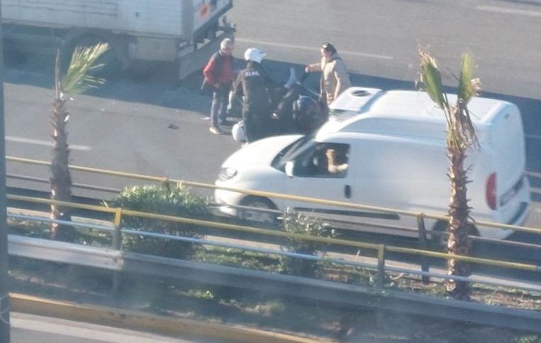 Συγγρού: Μηχανή συγκρούστηκε με φορτηγό