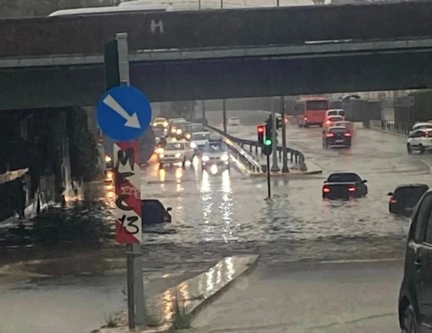Πλημμυρισμένοι δρόμοι στην Αττική – Πού έχει διακοπεί η κυκλοφορία