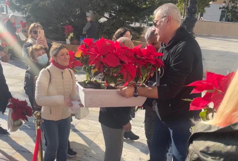 Μοιράζοντας αλεξανδρινά ευχήθηκε καλή χρονιά σε πολίτες ο Γιάννης Μώραλης