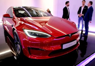 Tesla: Στημένο το βίντεο που διαφήμιζε την «πλήρως αυτόνομη οδήγηση»