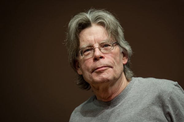 Stephen King: Σύρτε τον κ@λο σας σε μία βιβλιοθήκη και δείτε τι δεν θέλουν να διαβάσετε