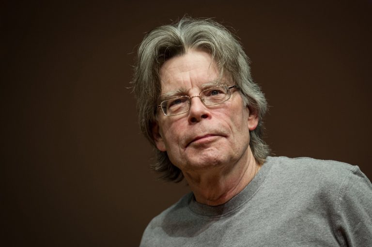 Stephen King: Σύρτε τον κ@λο σας σε μία βιβλιοθήκη και δείτε τι δεν θέλουν να διαβάσετε