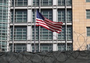 Ρωσία: Διαδηλωτές αποδοκίμασαν την νέα πρεσβευτή των ΗΠΑ στη Μόσχα