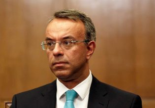 Νταβός – Σταϊκούρας στον ot.gr: Θα συνεχίσουμε να επιδοτούμε τους λογαριασμούς ρεύματος