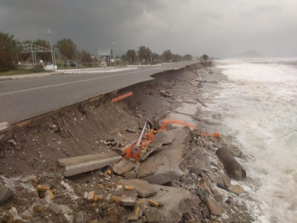 Κακοκαιρία: Διέλυσε τον δρόμο η ισχυρή βροχή – Έκτακτη ανακοίνωση από τον δήμο