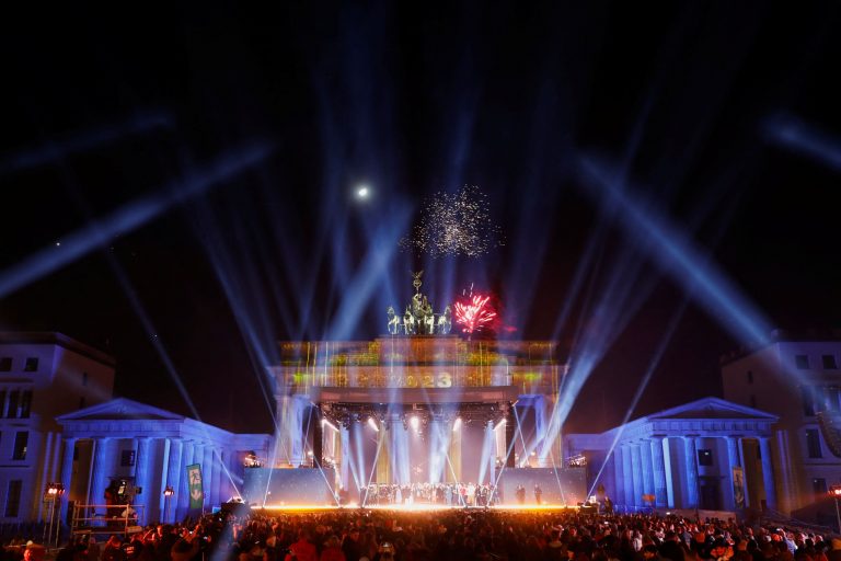 Γερμανία: Δεκάδες πρωτοχρονιάτικες επιθέσεις με πυροτεχνήματα σε αστυνομικούς και πυροσβέστες