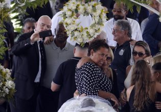 Πελέ: Σάλος με τις φωτογραφίες πάνω από το φέρετρο – Χαμογελαστή η κόρη του, σέλφι ο Ινφαντίνο